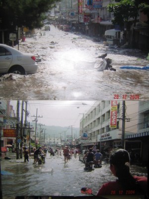 Le foto dello tsunami esposte nei negozietti di Kata Beach